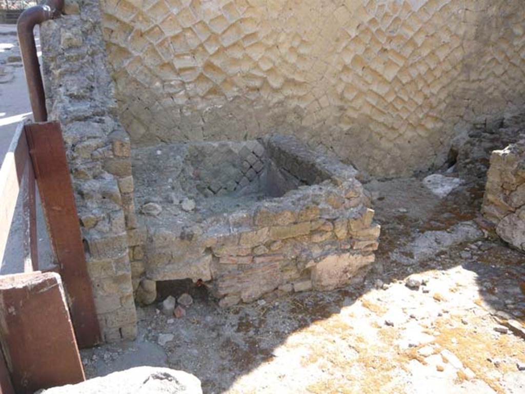 VI.30, Herculaneum. August 2013. Looking towards vat/basin in north-west corner of area.
Photo courtesy of Buzz Ferebee.